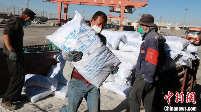 圖為裝卸人員將食鹽從汽車倒裝到火車上?！±钌?攝