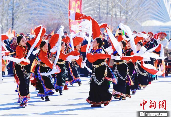 圖為玉樹群眾在廣場(chǎng)內(nèi)載歌載舞?！●R銘言 攝