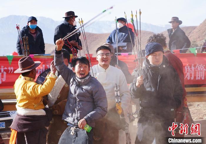 圖為藏族民眾跺腳歡呼慶祝弓箭手射中靶心?！●R銘言 攝