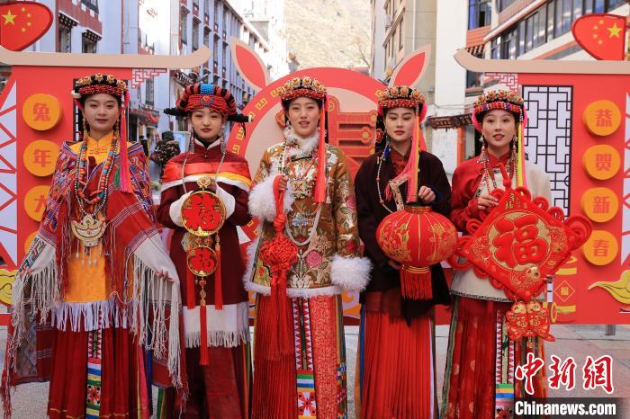 丹巴美女送祝福，迎新年?！±钣腊?攝