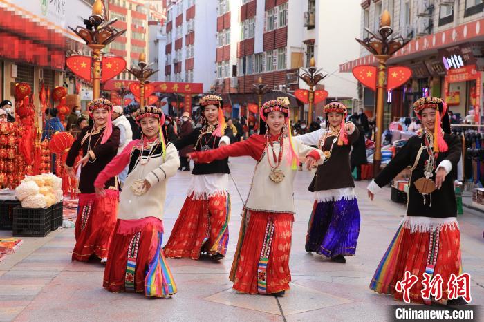 丹巴女孩在街頭跳起歡快歌舞迎接新年到來。　吉靜 攝