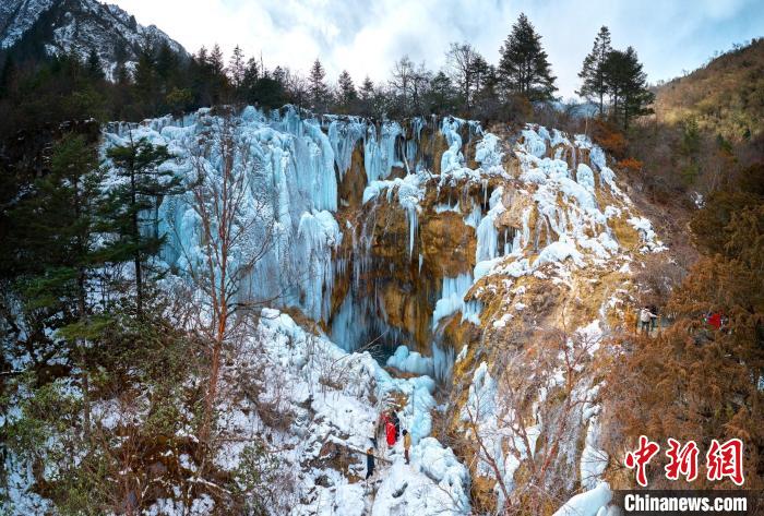 晶瑩剔透的冰瀑仿佛是大自然用冰藍(lán)色繪制出的壯觀畫卷?！『?攝