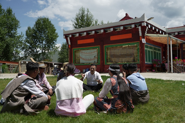 趙奎深入爐霍縣鄉(xiāng)村與藏族群眾開(kāi)展座談。爐霍縣自然資源局供圖