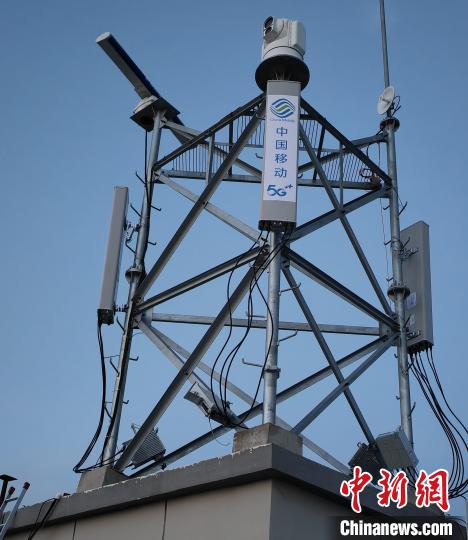 資料圖為建在龍羊峽湖區(qū)內(nèi)的5G基站。　青海移動海南分公司供圖