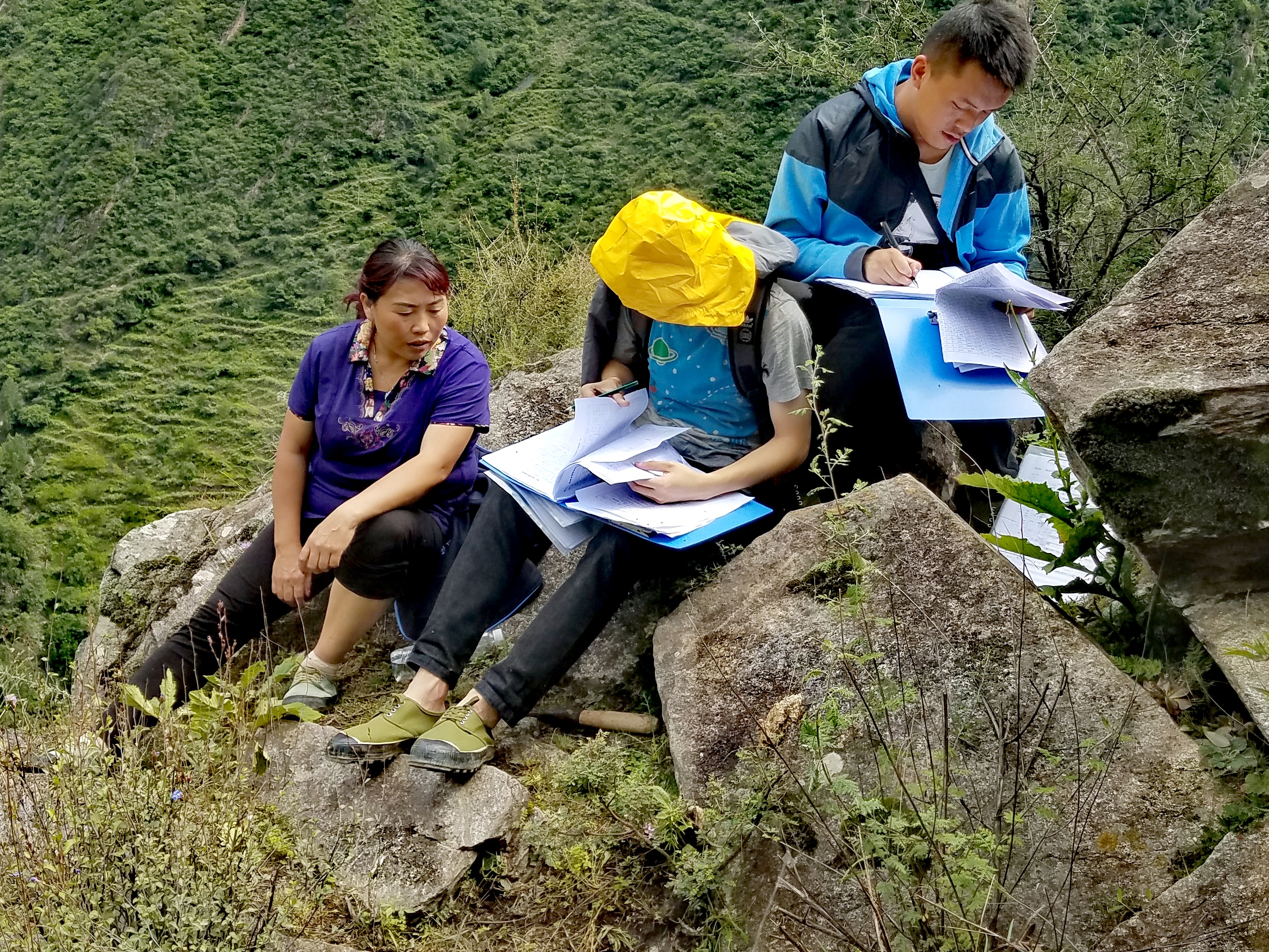 　2022年，余德春(左)協(xié)助排查震后地質(zhì)災(zāi)害隱患點(diǎn)。(圖為余德春提供)
