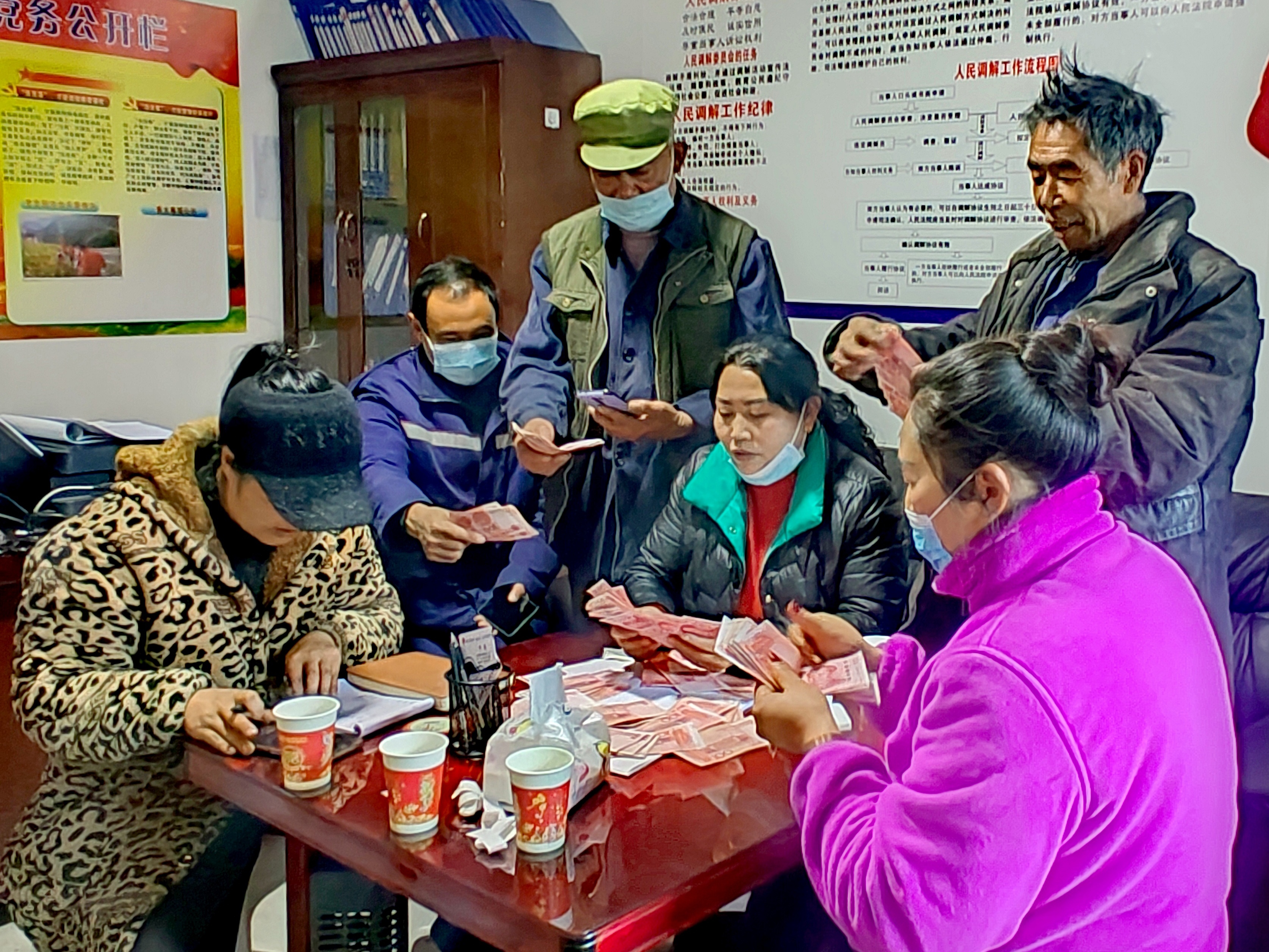 2022年，余德春給村民分紅。(圖為余德春提供)