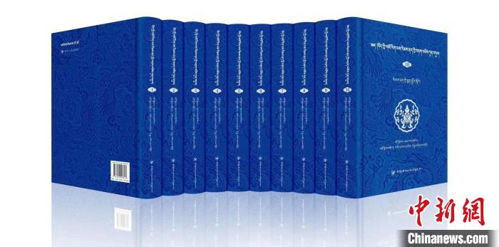 圖為青海果洛州藏醫(yī)專家桑德才讓擔(dān)任主編的《藏醫(yī)傳染性疾病文獻(xiàn)集成》?！∈茉L者 供圖