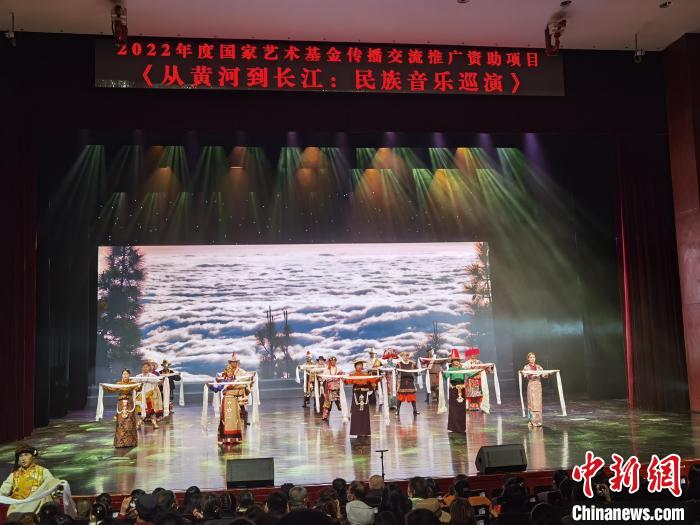 圖為演出現(xiàn)場(chǎng)?！∨擞隄?攝