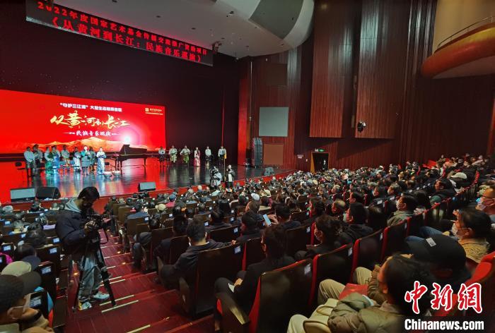 圖為演出現(xiàn)場(chǎng)?！∨擞隄?攝