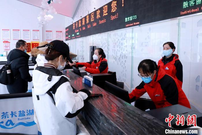 圖為茶卡鹽湖景區(qū)開園迎客?！⊥跎鷺s 攝