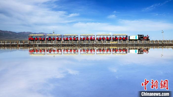 圖為茶卡鹽湖上的小火車。(資料圖) 王生榮 攝