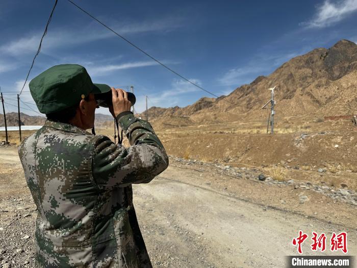 圖為文物保護(hù)員費(fèi)生平正在巡查。　李雋 攝