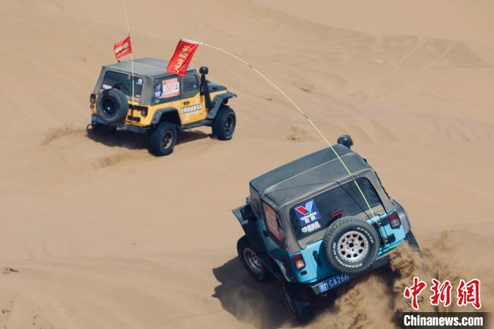 圖為高原沙漠機(jī)車越野挑戰(zhàn)賽現(xiàn)場(chǎng)?！≠F南縣委宣傳部供圖