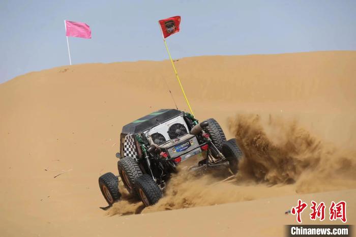 圖為高原沙漠機(jī)車越野挑戰(zhàn)賽現(xiàn)場(chǎng)。　貴南縣委宣傳部供圖