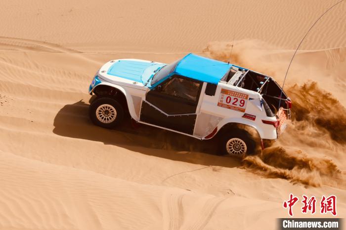 圖為高原沙漠機(jī)車越野挑戰(zhàn)賽現(xiàn)場(chǎng)?！≠F南縣委宣傳部供圖