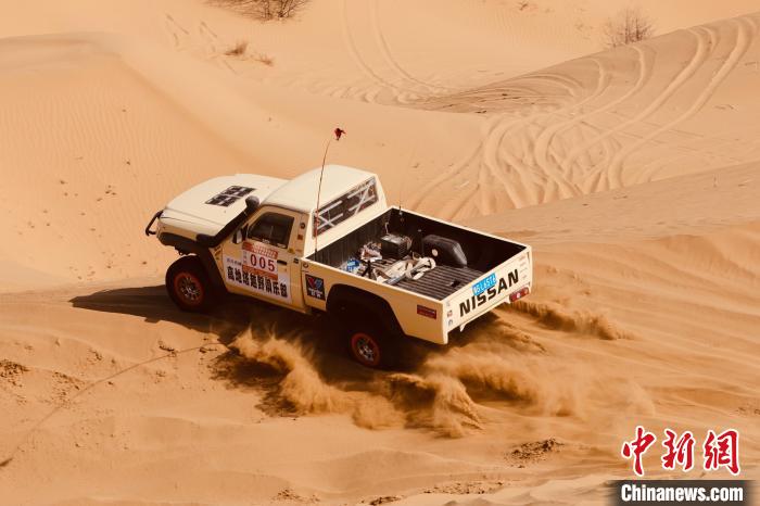 圖為高原沙漠機(jī)車越野挑戰(zhàn)賽現(xiàn)場(chǎng)?！≠F南縣委宣傳部供圖