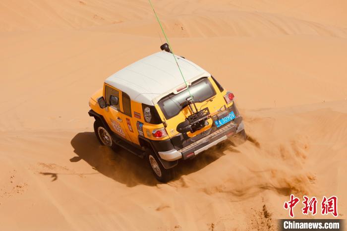 圖為高原沙漠機(jī)車越野挑戰(zhàn)賽現(xiàn)場(chǎng)?！≠F南縣委宣傳部供圖