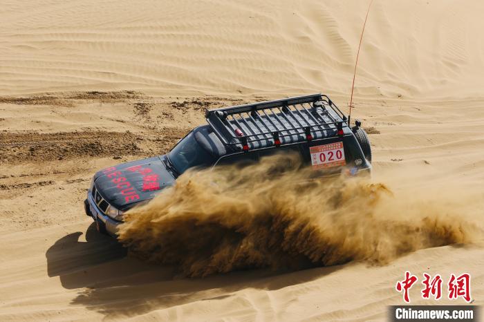 圖為高原沙漠機(jī)車越野挑戰(zhàn)賽現(xiàn)場(chǎng)?！≠F南縣委宣傳部供圖