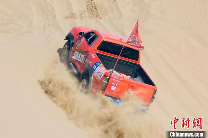 圖為高原沙漠機(jī)車越野挑戰(zhàn)賽現(xiàn)場(chǎng)?！≠F南縣委宣傳部供圖