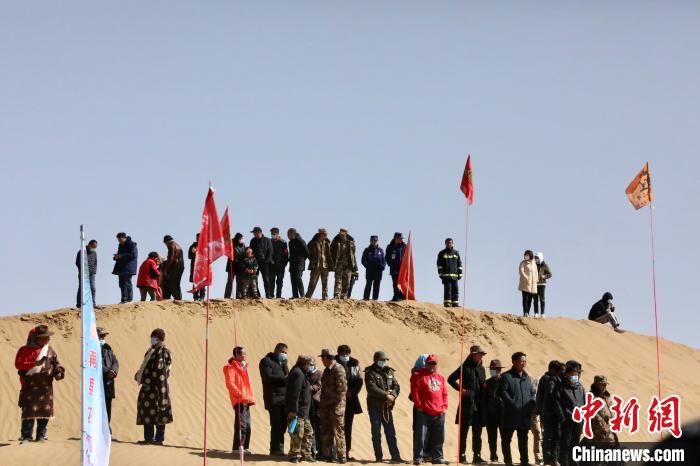 圖為來(lái)自各地的觀眾觀看比賽?！≠F南縣委宣傳部供圖