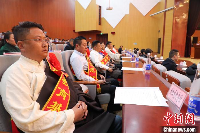 圖為玉樹州民族團結進步創(chuàng)建工作推進會現(xiàn)場?！『F龍 攝