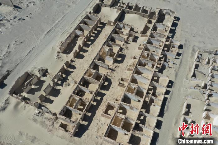 航拍青海省海西蒙古族藏族自治州茫崖市冷湖石油工業(yè)遺址保護(hù)區(qū)。　馬銘言 攝