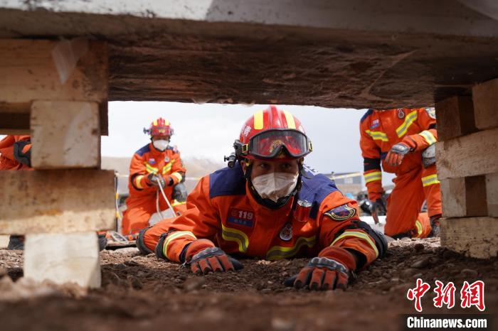 圖為地震實(shí)戰(zhàn)拉動(dòng)現(xiàn)場，參演人員正在進(jìn)行頂撐救援項(xiàng)目?！∮駱湎拦﹫D