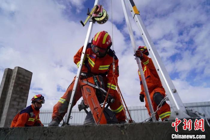 圖為地震實(shí)戰(zhàn)拉動(dòng)現(xiàn)場，參演人員正在進(jìn)行垂直救援項(xiàng)目?！∮駱湎拦﹫D