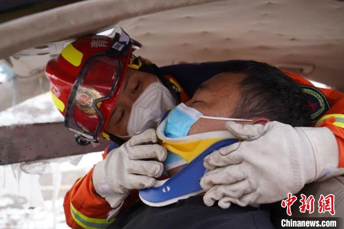 圖為地震實(shí)戰(zhàn)拉動(dòng)現(xiàn)場，參演人員正在進(jìn)行車輛事故救援項(xiàng)目。　玉樹消防供圖