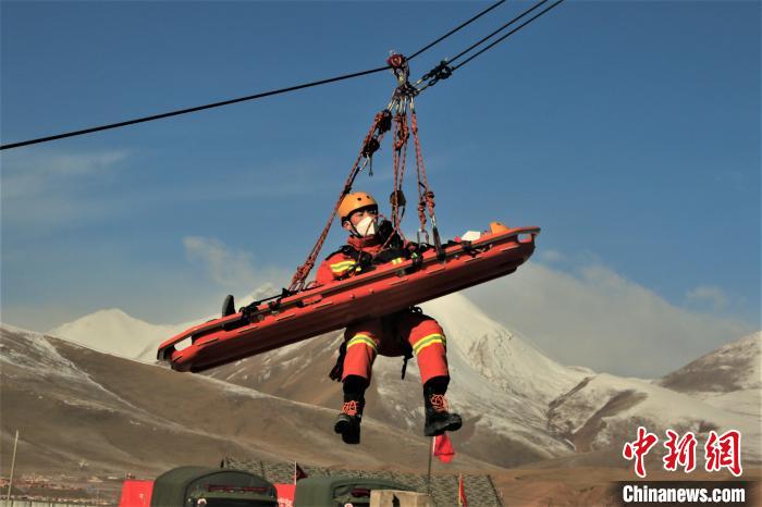 圖為地震實(shí)戰(zhàn)拉動(dòng)現(xiàn)場，參演人員正在進(jìn)行懸崖救助項(xiàng)目?！∮駱湎拦﹫D