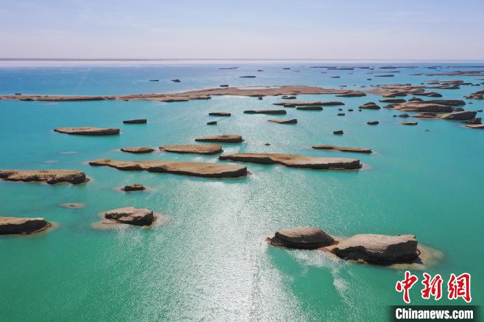 航拍青海大柴旦烏素特水上雅丹奇特景觀?！●R銘言 攝