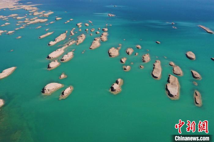 航拍青海大柴旦烏素特水上雅丹奇特景觀。　馬銘言 攝