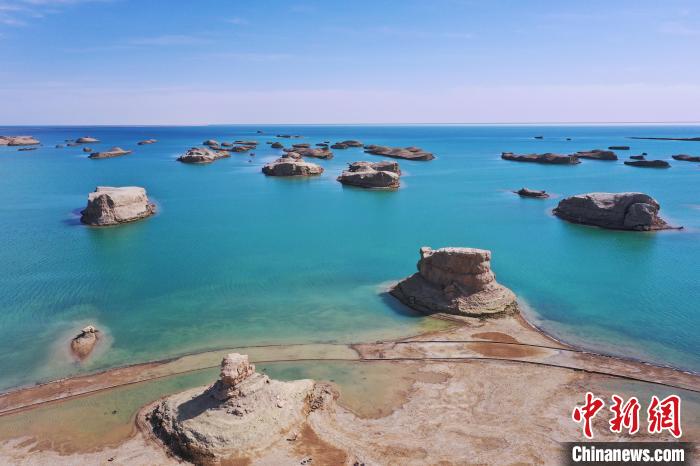 航拍青海大柴旦烏素特水上雅丹奇特景觀?！●R銘言 攝