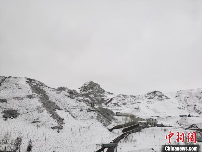 圖為青海省東南部的青沙山區(qū)域銀裝素裹?！?zhí)砀?攝