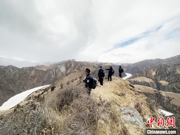 圖為曲麻萊縣崗當(dāng)村的生態(tài)管護(hù)人員開展巡護(hù)?！《“瓦_(dá)杰 攝