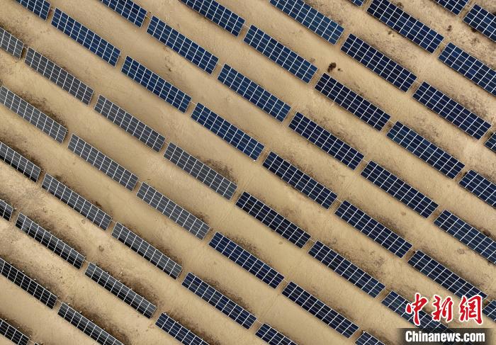 圖為航拍青海省海南藏族自治州共和縣塔拉灘光伏產(chǎn)業(yè)園?！∑钤鲚?攝