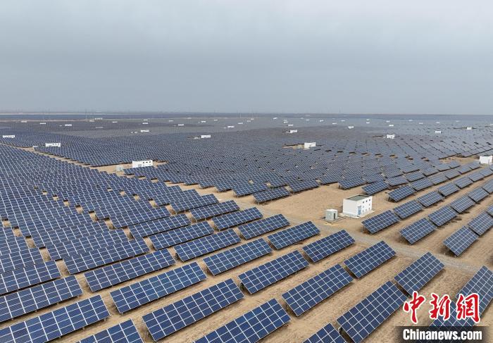 圖為航拍青海省海南藏族自治州共和縣塔拉灘光伏產(chǎn)業(yè)園?！∑钤鲚?攝