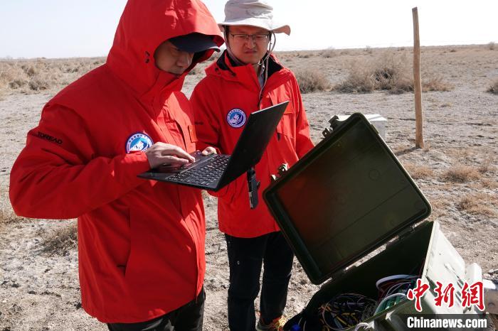 格爾木草地站，青藏科考隊(duì)員采集觀測數(shù)據(jù)?！?lt;a target='_blank' href='/'><p  align=