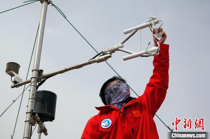 格爾木草地站，青藏科考隊(duì)員維護(hù)科研設(shè)備?！?lt;a target='_blank' href='/'><p  align=