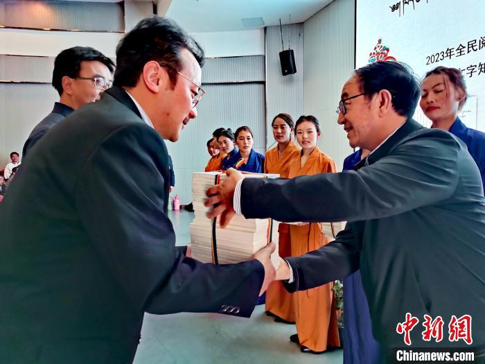 圖為贈(zèng)送叢書。　張?zhí)砀?攝