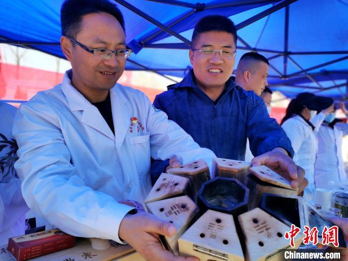 圖為青海省海東市樂都區(qū)中醫(yī)院八卦灸展示。　張?zhí)砀?攝