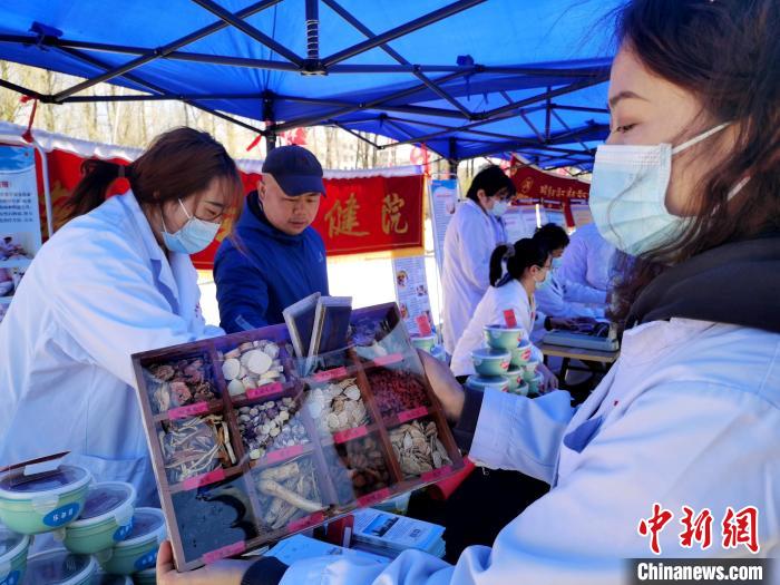 圖為中藥展示?！?zhí)砀?攝