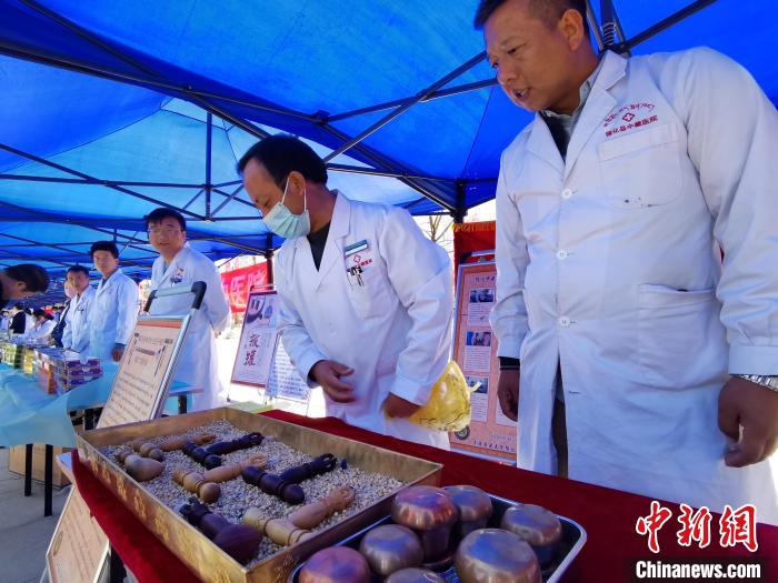圖為青海省循化縣的國家級非遺項目尤闕療法的器械展示。　張?zhí)砀?攝