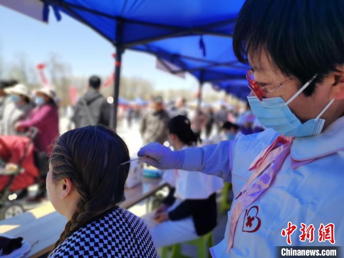 圖為刮痧。　張?zhí)砀?攝