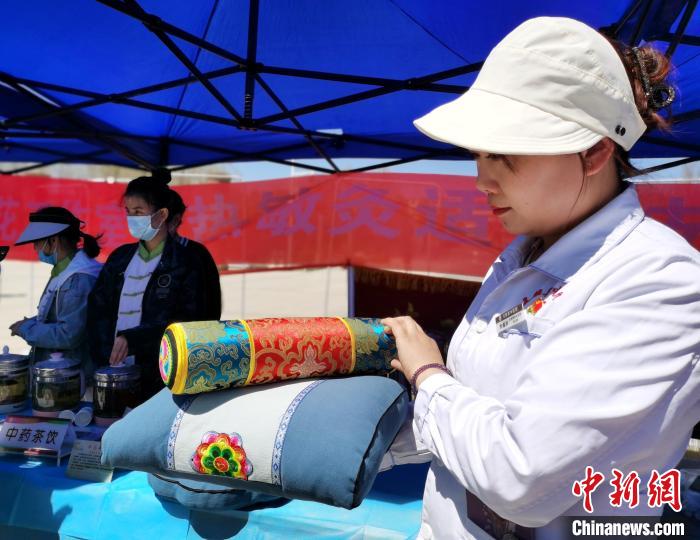 圖為青海省互助縣的中藥枕頭?！?zhí)砀?攝