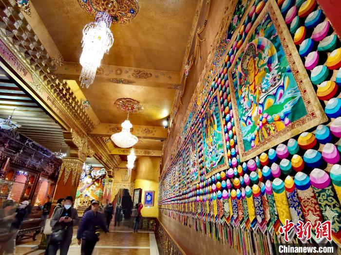 圖為仁俊畫(huà)院內(nèi)的堆繡?！?zhí)砀?攝