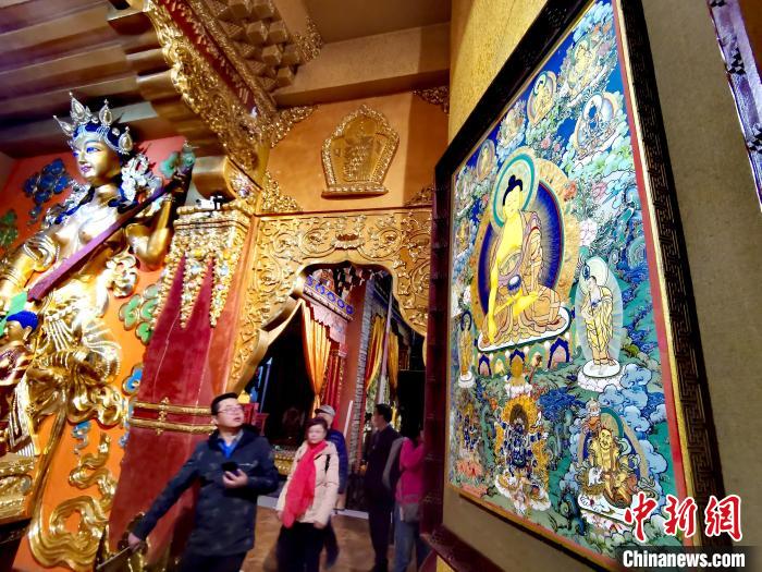 圖為仁俊畫(huà)院內(nèi)的唐卡。　張?zhí)砀?攝