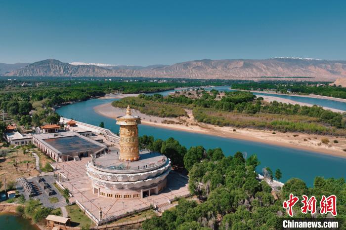 航拍青海貴德黃河岸畔綠意濃濃?！≮w凜松 攝