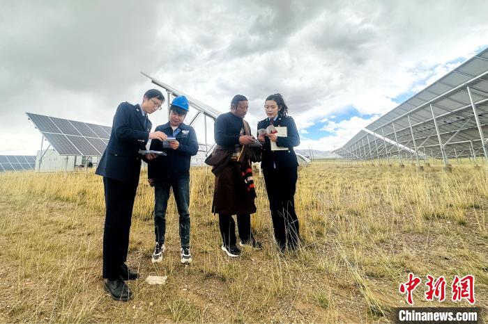 圖為稅務(wù)干部上門開展稅費輔導?！》劫F龍 攝