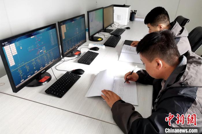 圖為光伏發(fā)電項目升壓站監(jiān)控室。　李雋 攝